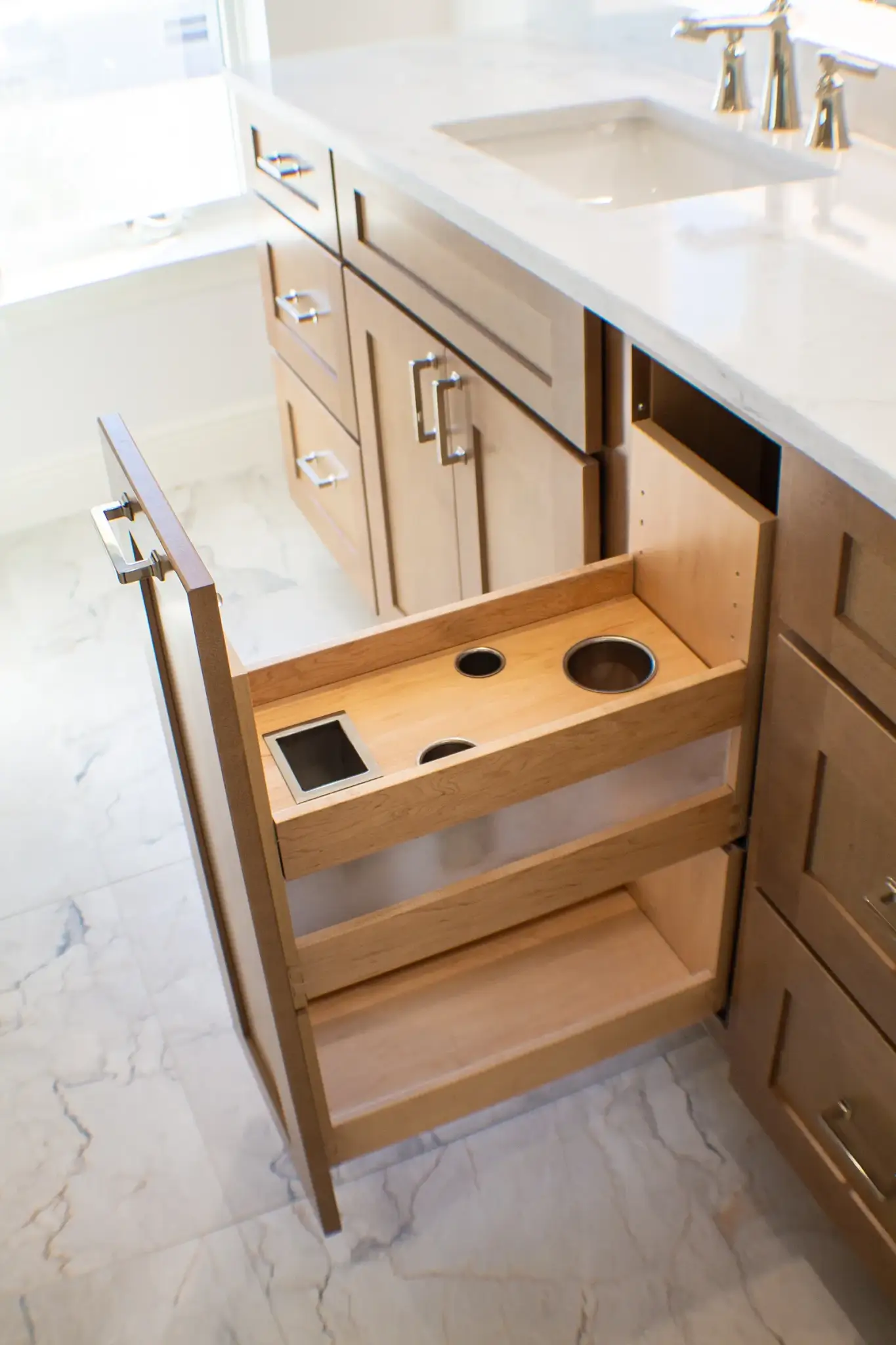 Pull out cabinet for hairstyling accessories